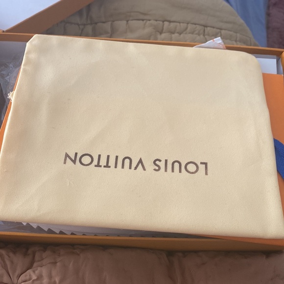 im selling Louis Vuitton nothing wrong with the shoe there new. - Picture 4 of 7